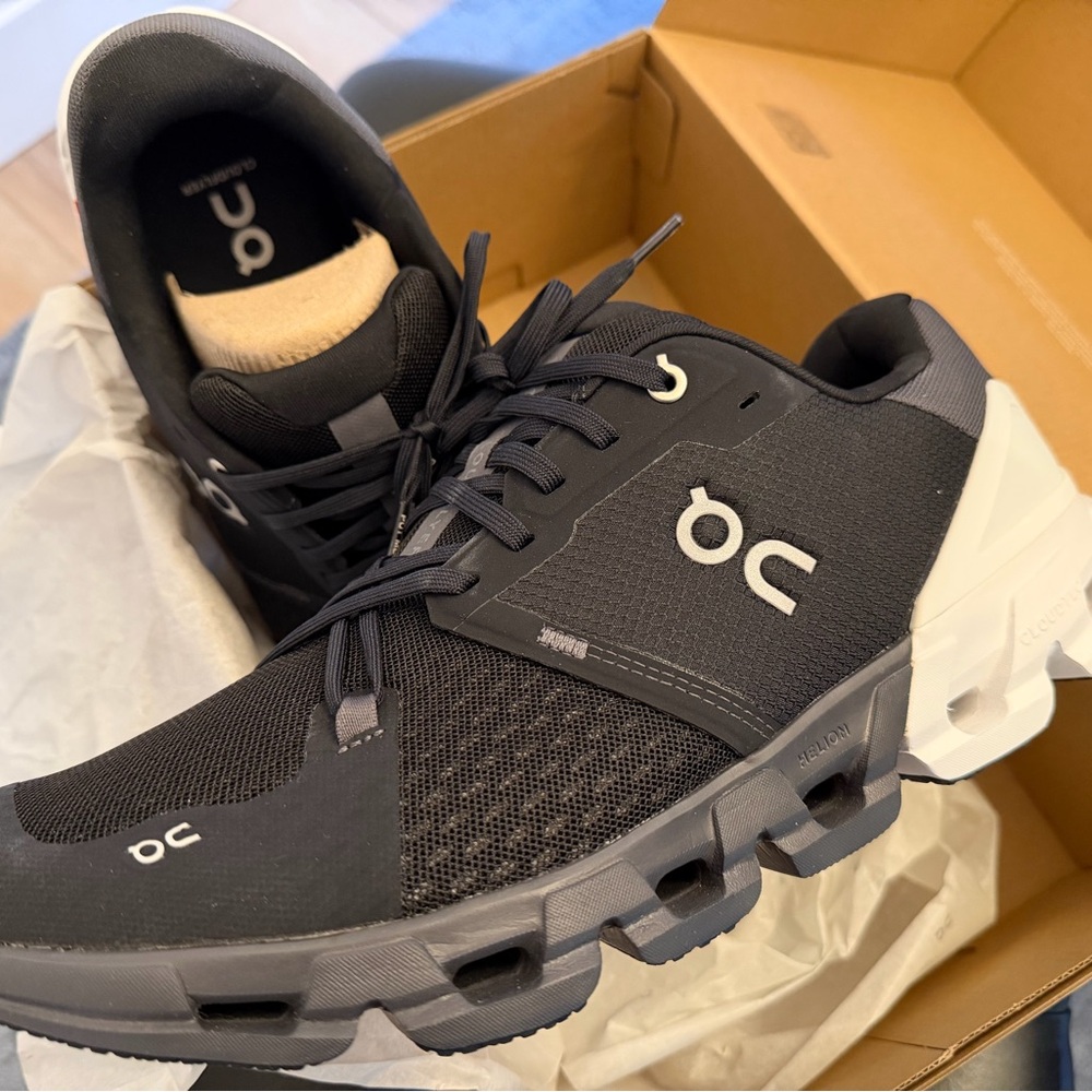 On Cloudflyer 4 Running Men's Black and White Athletic Shoes New in Box Wide Fit